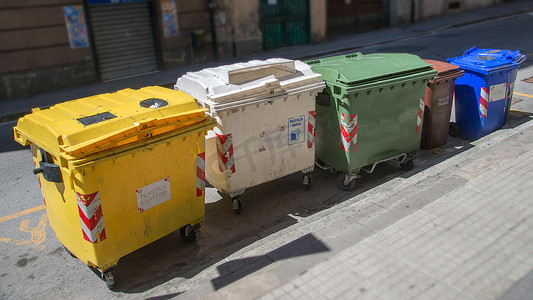 分类彩色摄影照片_用于垃圾分类的垃圾桶
