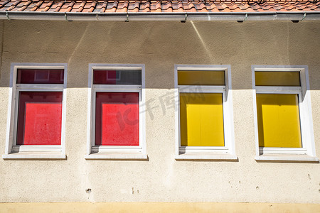 建筑物上的四个彩色窗户
