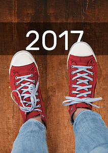 跑步新年摄影照片_2017年新年愿望与穿红色运动鞋的少年
