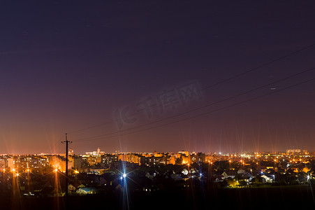 长时间曝光的夜景照片。