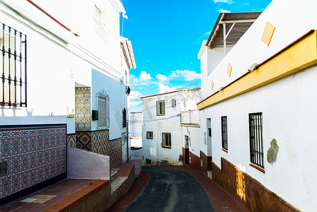 美丽，风景如画的街道，狭窄的道路，建筑物的白色外墙，西班牙建筑