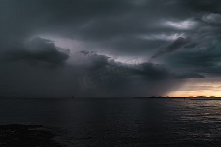 海边的暴风雨云