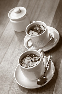 线条茶摄影照片_木桌上的古柯茶和糖杯