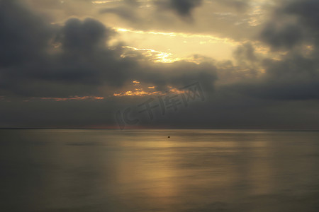 阿里背景摄影照片_阿利坎特 Arenales del Sol 海滩上的日出