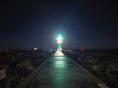 灯塔信号灯摄影照片_Westmole Leuchturm，港口防波堤的闪亮信号灯