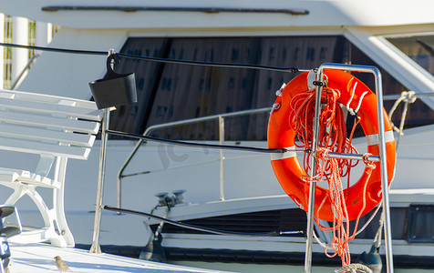 船边橙色救生圈，海上救生必备工具