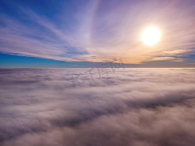 雾或白云上方的航拍照片