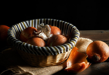 大蒜头摄影照片_新鲜的洋葱和大蒜头静物画。
