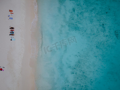 小库拉索岛以白色沙滩和湛蓝清澈的海洋一日游和浮潜之旅而闻名，加勒比海的克莱因库拉索岛