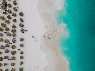 从加勒比海阿鲁巴岛的鹰海滩起飞，在阿鲁巴鹰海滩带伞的海滩鸟瞰