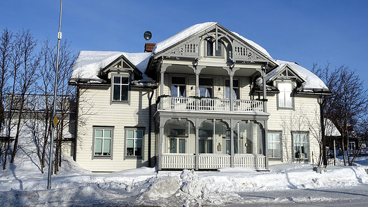 瑞典基律纳，2020 年 2 月 23 日。冬季，基律纳雪域中心街道之一的历史别墅