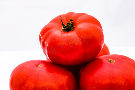 新鲜可口的成熟红番茄分离