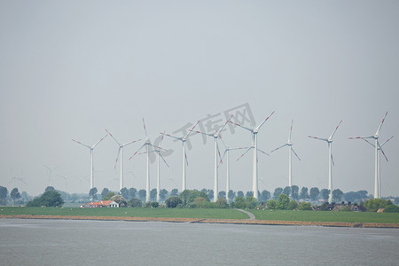 德国基尔运河附近的风车发电厂和涡轮机产生可再生绿色能源