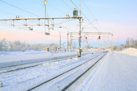到达摄影照片_冬季铁路月台