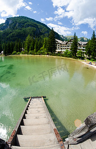 夏日 Braies 湖的美妙水域 — 意大利阿尔卑斯山