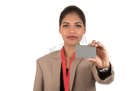 微笑的女商人拿着一张空白的名片或身份证在白色背景