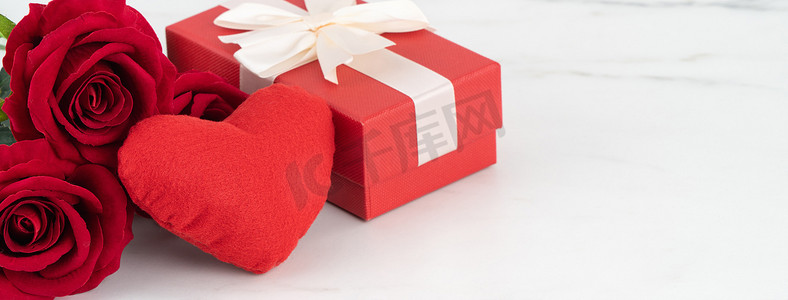 情人节设计概念背景与玫瑰花和礼品盒。