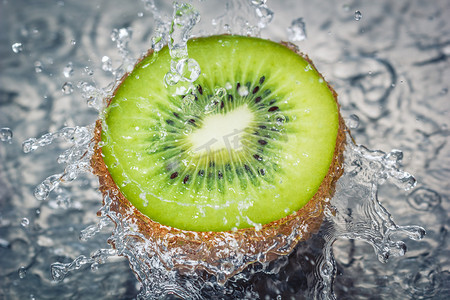 猕猴桃水溅-新鲜美味健康水果的概念。