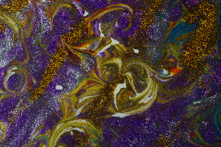 五颜六色的丙烯酸背景，卷发上洒着紫色和金色的火花。