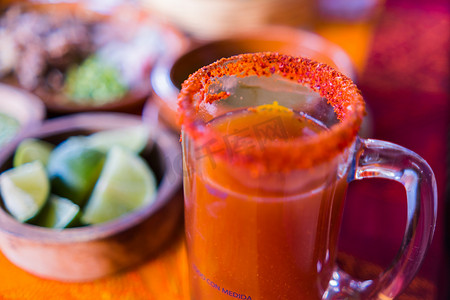 背景模糊的玻璃杯中的传统墨西哥米凯拉达