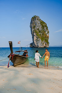 泰国 Koh Poda 岛，一对中年亚洲女人和欧洲男人在海滩上，泰国 Koh Poda，美丽的热带海滩 Koh Poda 或泰国甲米省的 Poda 岛。
