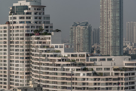 社区蓝天摄影照片_美丽的错层式公寓，与城市景观湄南河的蓝天相交。