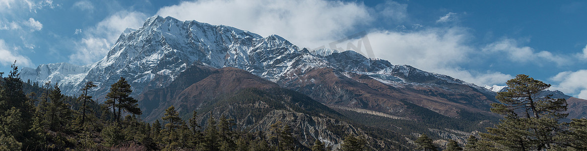 徒步安纳普尔纳峰赛道，Marshyangdi 河谷的山脉全景