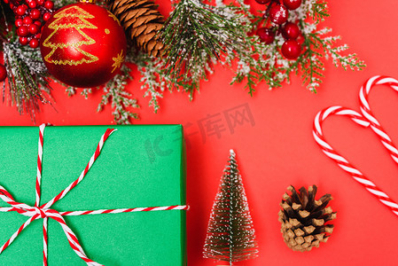 圣诞绿色礼盒和装饰品，r 上的杉树枝