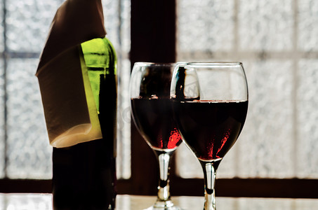 一杯红酒，用一杯酒庆祝一个时刻，为美食家提供精美的酒