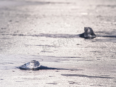 运动立春摄影照片_阳光透过透明的浮冰。