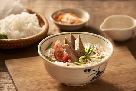 Bun cha ca - 海滨地区最受欢迎的汤面之一，配以米线、烤鱼、葱、番茄和鱼露......