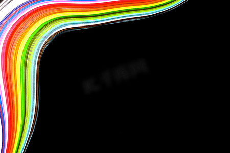 波浪状师摄影照片_黑色背景上的抽象彩色波浪卷曲彩虹条纸