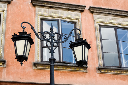 华沙古建筑的翻新碎片和灯笼
