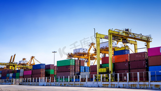 进出口和商业物流中的集装箱船，起重机，贸易港口，海运货物到港口，国际运输，商业物流概念