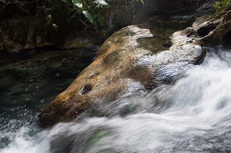 瀑布水流摄影照片_泰国甲米热瀑布的水流