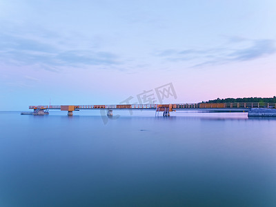 早上在海岸上的长海桥。