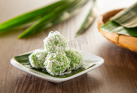 Onde onde 是一种传统的马来小吃，由用磨碎的椰子包裹的红糖饭团制成。