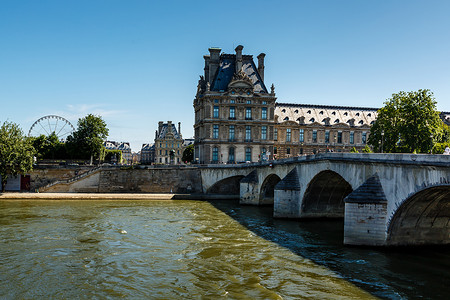 法国巴黎卢浮宫和皇家桥的景观