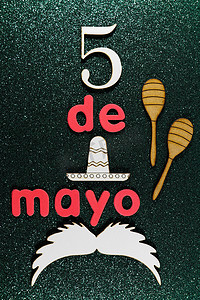 Cinco De Mayo Maracas 留着小胡子和阔边帽
