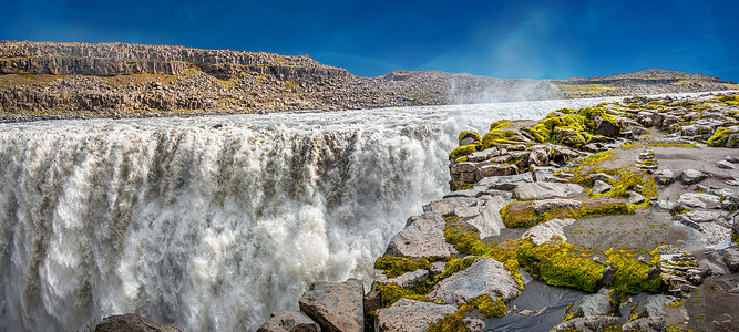 欧洲最大和最强大的瀑布的全景，称为冰岛的 Dettifoss，靠近 Myvatn 湖，在蓝天，夏天
