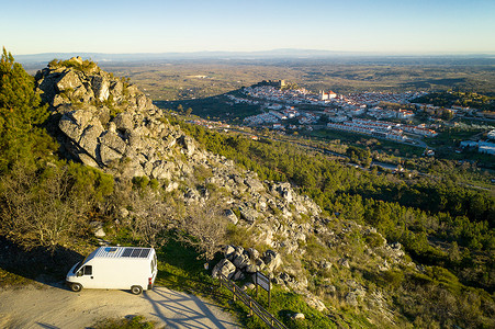 Castelo de Vide无人机从Serra de Sao Mamede山脉和一辆露营车俯瞰葡萄牙阿连特茹的鸟瞰图