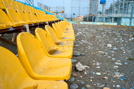 小型运动场讲台上的黄色塑料座椅