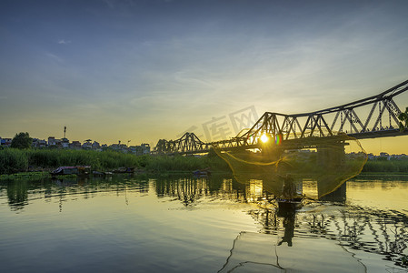 桥越南摄影照片_桥梁是横跨红河的第一座钢桥，由法国人（1898-1902）建造，以印度支那总督保罗·多默尔的名字命名为多默尔