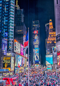 纽约城-2013 年 6 月 8 日：晚上在时代广场的游客。