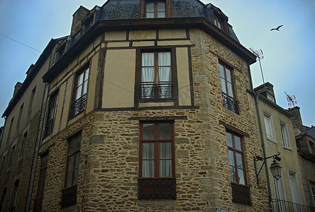 带木窗的古老传统法式石角建筑
