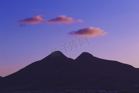 双峰塔摄影照片_日落时的双峰和橙色云
