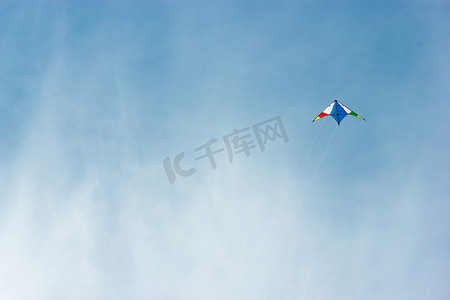 五颜六色的风筝摄影照片_五颜六色的风筝在蔚蓝的天空中飞翔