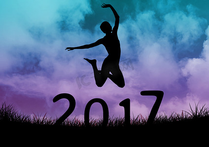 女人跳过 2017 年新年标志的剪影