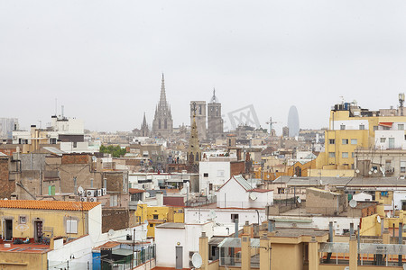 街区图摄影照片_西班牙巴塞罗那拉瓦尔移民街区的屋顶