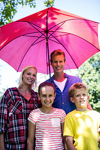 站在伞下的一家人